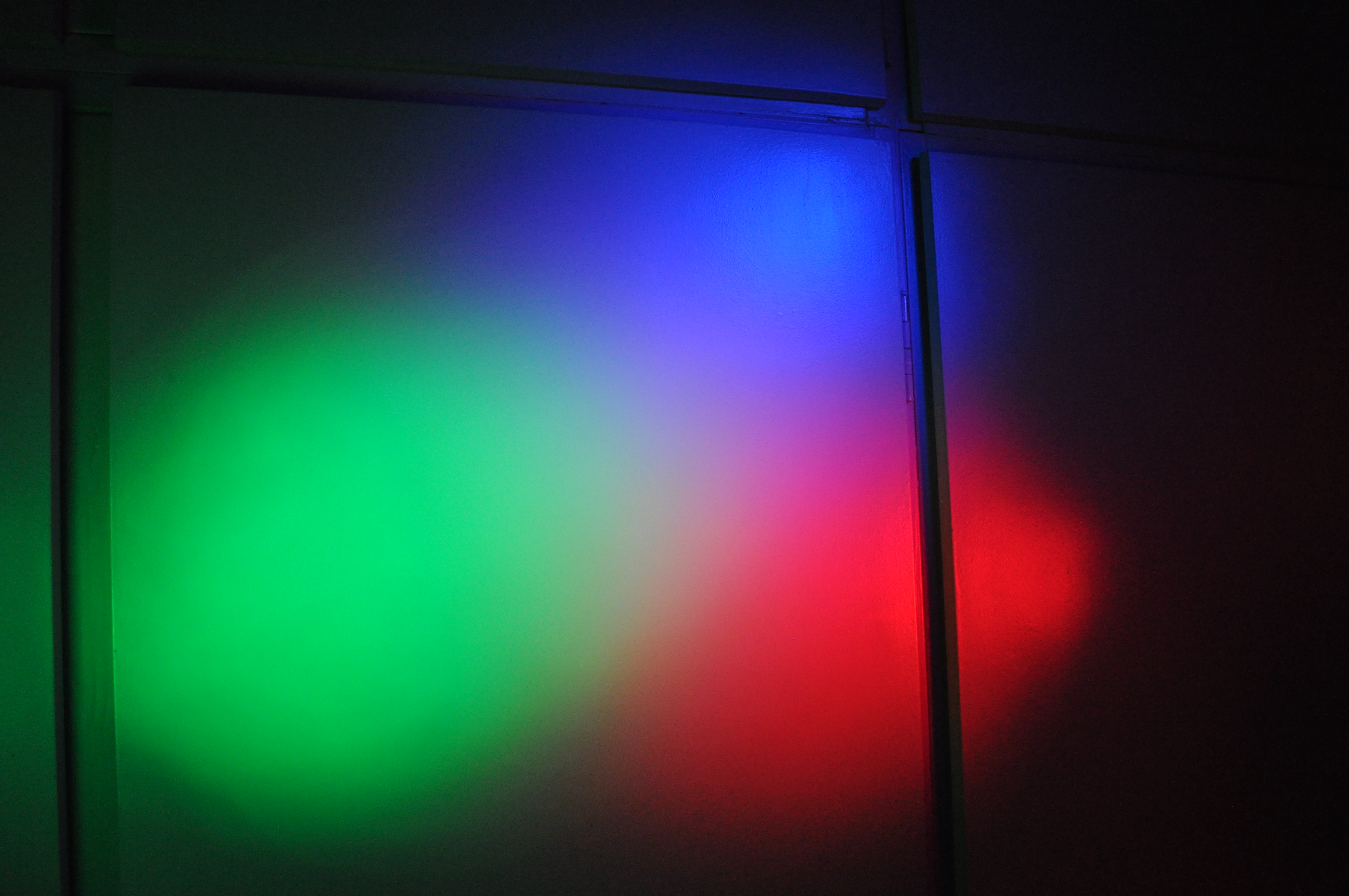 Wanneer de 3 licht-vlekken overlappen, ontstaat er een mooie RGB-vlek